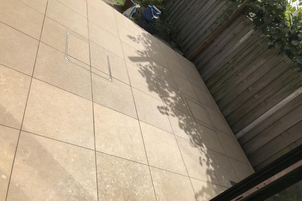 Aanleg terras in natuursteen tegel
