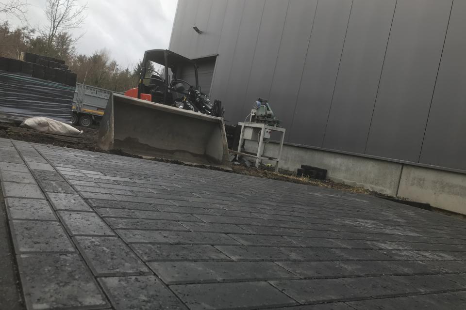 Aanleg verharding voor ventilatie-units in klinkers