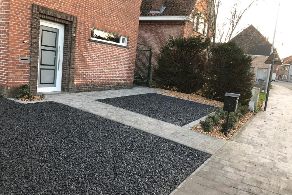 Aanleg voortuin in platines en siergrind