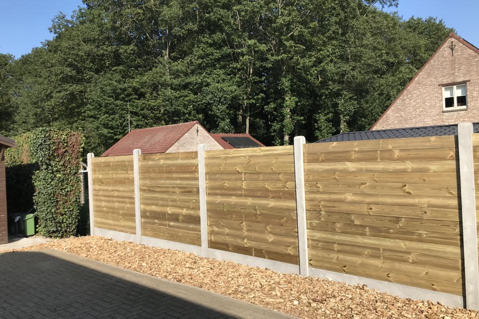 Plaatsen houten omheining met betonpalen