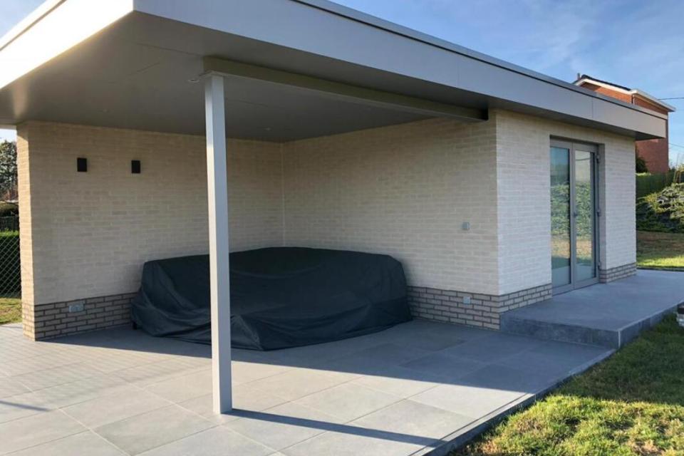 Terras en pad rond bijgebouw
