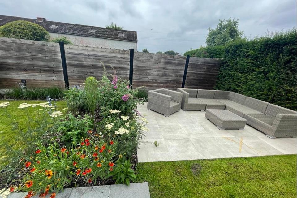 Keramisch terras met plantenborder