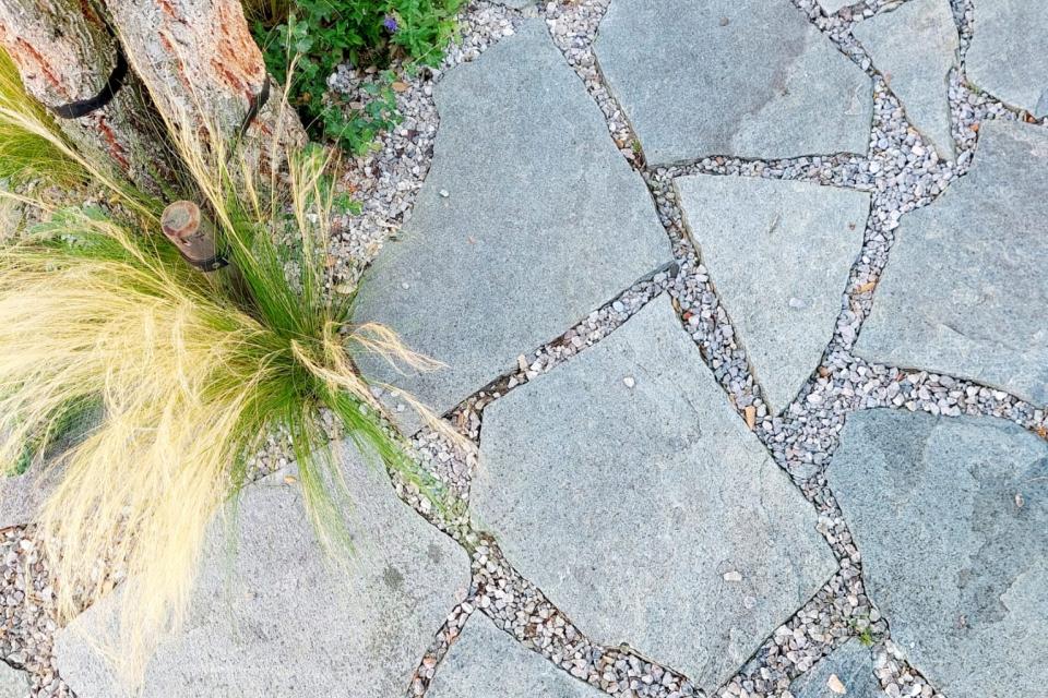 Flagstones met grindvoegen als waterdoorlatende verharding