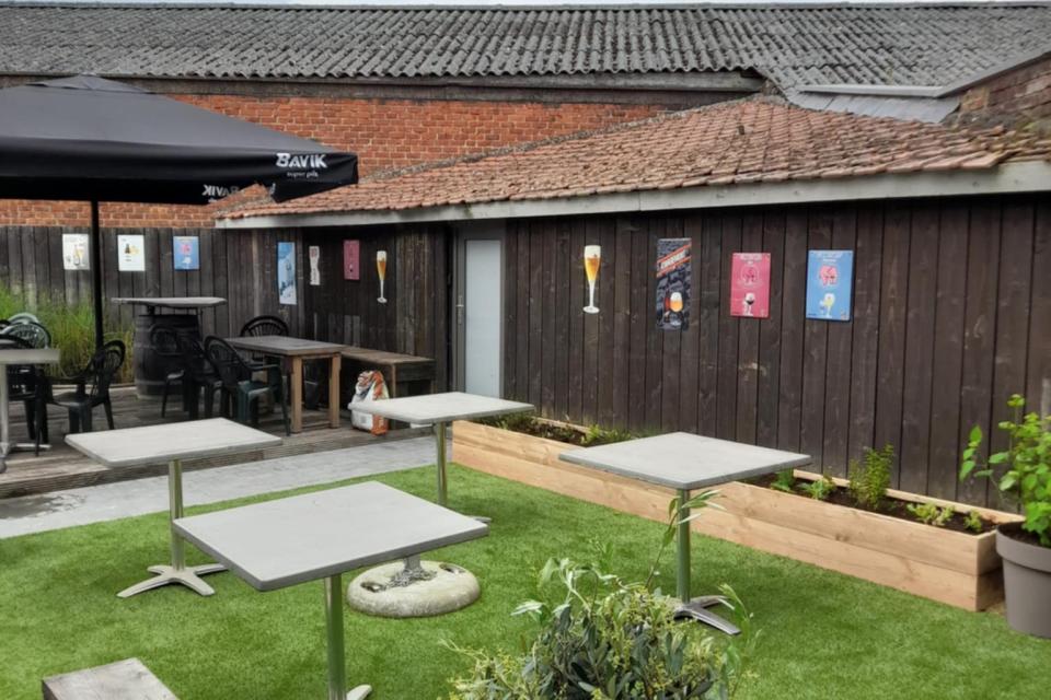 Op vraag van de klant terras aangekleed met kunstgras en plantenbakken