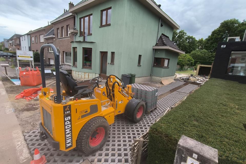 Karrenspoor en tuinpaden in waterdoorlatende grasdallen
