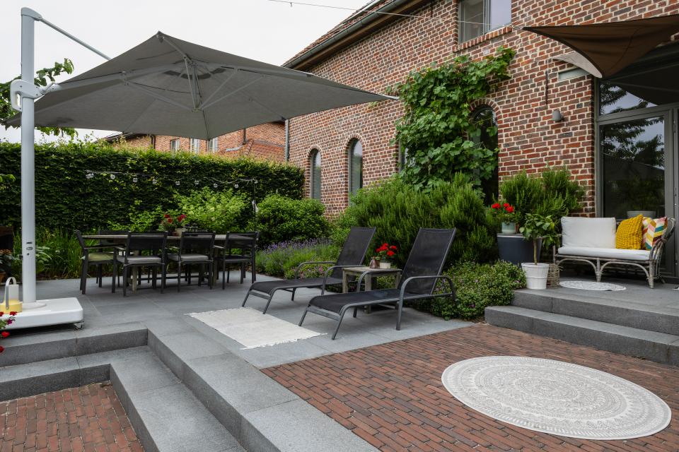Combinatie van graniet natuursteen en kleiklinkers