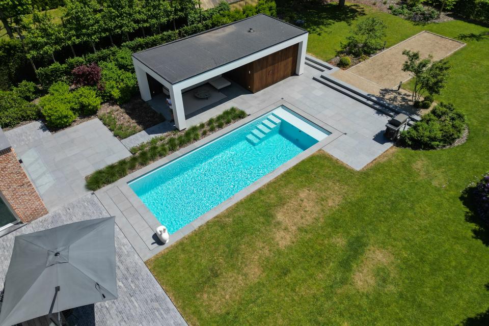 High-end tuin met zwembad, poolhouse en petanquebaan