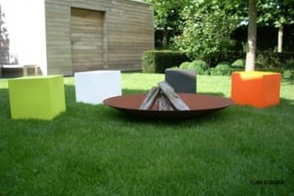zitkubussen%2520in%2520kunststof%2520polyetheen%252040x40x40%2520cm%2520%252B%2520vuurschaal%2520diam.%2520120%2520cm%2520%2528groot%2529.jpg