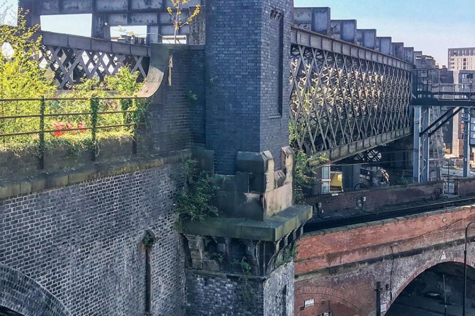 Manchester / Historisch spoorwegviaduct wordt stadspark